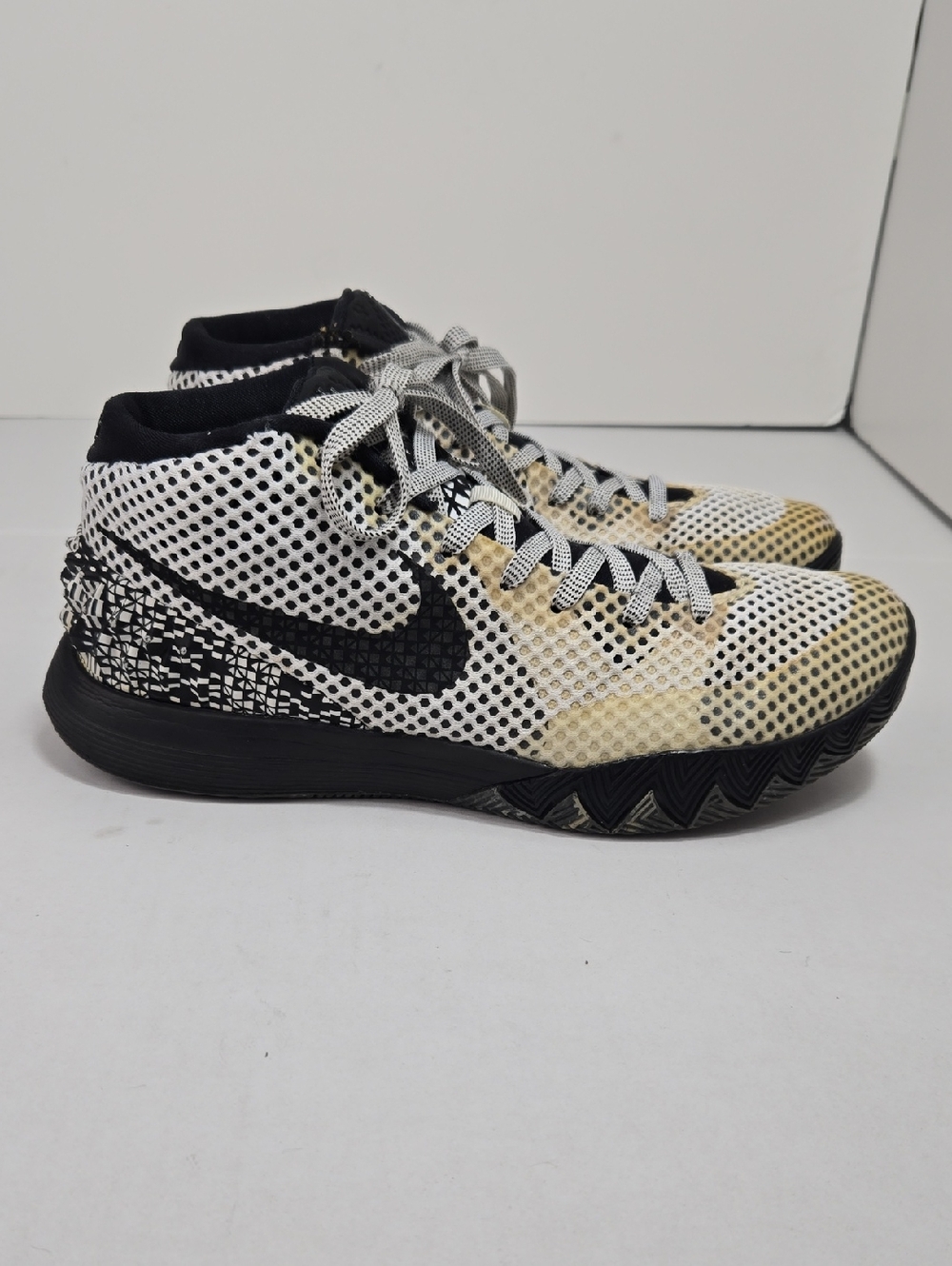 Nike Kyrie 1 BHM - 718820-100 Men's Sz 9.5 Black/ Grey Basketball Athletic